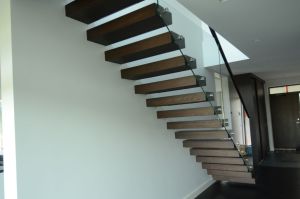 Konsooltrepp tamme liimpuidust astmetega.