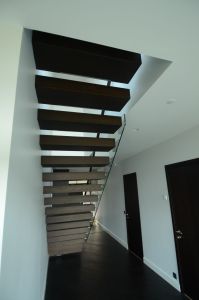 Konsooltrepp tamme liimpuidust astmetega.