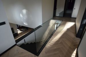 Konsooltrepp 113 mm tammeliimpuidust astmetega.