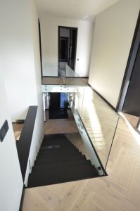 Konsooltrepp 113 mm tammeliimpuidust astmetega.