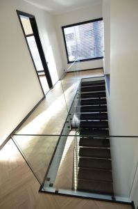 Konsooltrepp 113 mm tammeliimpuidust astmetega.