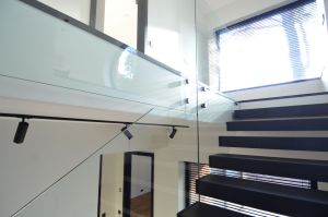 Konsooltrepp 113 mm tammeliimpuidust astmetega.