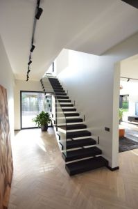 Sirge konsooltrepp tammest astmetega