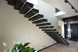 Konsooltrepp 113 mm tammeliimpuidust astmetega.