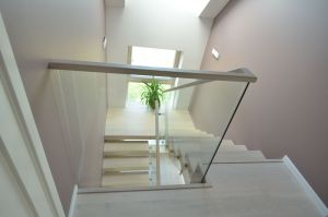 Konsooltrepp 113 mm paksuste tamme liimpuidust astmetega.