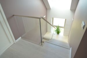 Konsooltrepp 113 mm paksuste tamme liimpuidust astmetega.