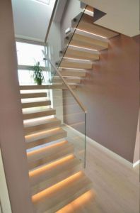 Konsooltrepp 113 mm paksuste tamme liimpuidust astmetega.