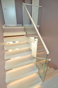 Konsooltrepp 113 mm paksuste tamme liimpuidust astmetega.