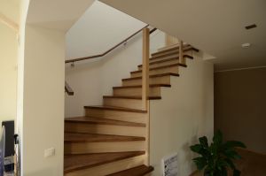 L-trepp, astmed tamme liimpuidust, varvaslauad spoonitud tammespooniga. Piirdeks kirgas 8 mm karastatud klaas.