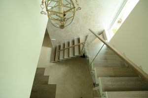 L-trepp. Kandekonstruktsioon 10x100 mm sik-sak teraslehest. Astmed tamme liimpuidust paksusega 60 mm. Piirdeks kirgas karastatud 12 mm klaas.