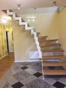 L-trepp, kandekonstruktsioon 10x100 mm sik-sak terasleht. Piire 12 mm kirgas klaas.