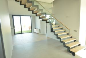 L-trepp. Kandekonstruktsioon 10x120 mm teraslehest