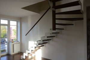 L-trepp, konstruktsiooniks 12x 100 mm sik-sak lehtmetall, astmed tamme liimpuidust