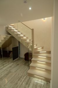 L- trepp, põsepuud ristvineerist ja spoonitud tammespooniga. Piirdeks kirgas karastatud 12 mm klaas, mis on punktkinnitustega kinnitatud põsepuude külge.