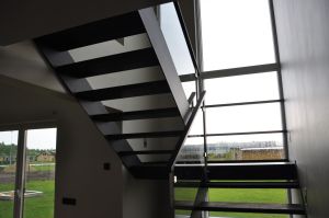 Lehtmetall 8x280 mm, astmed ja platvorm tamme liimpuidust, piire, 8 mm kirgas karastatud klaas.