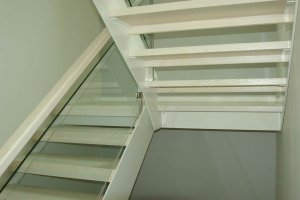 Lehtmetallist 8x290 mm põsepuu mille vahel tammest astmed.