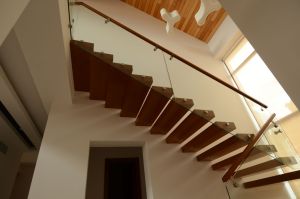 Metallist konsoolid kaetud tammespooniga spoonitud astmetega, piirdeks kirgas 12 mm karastatud klaas.