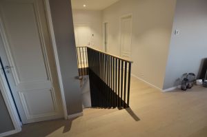 Metallist ühetala trepp, astmed tamme liimpuidust. Piirdeks 20x40 mm nelikanttorud