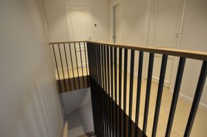 Metallist ühetala trepp, tammest astmetega.