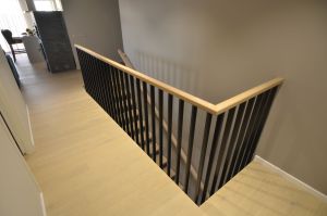 Metallist ühetala trepp, tammest astmetega.