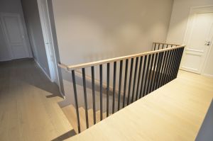 Metallist ühetala trepp, tammest astmetega.