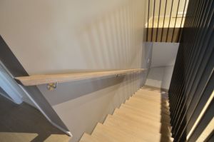 Metallist ühetala trepp, tammest astmetega.