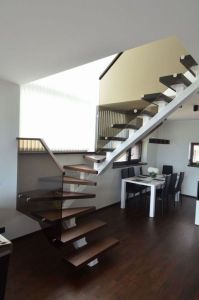 Metallist ühetala trepp 57 mm paksuste tamme liimpuidust astmetega