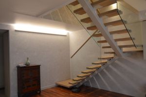 Metallist ühetala trepp, astmed tamme liimpuidust paksusega 57 mm