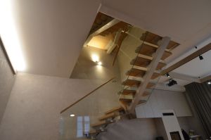 Metalltrepp tamme liimpuidust astmetega