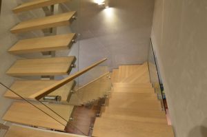 Metalltrepp tamme liimpuidust astmetega