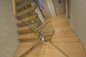 Metalltrepp tamme liimpuidust astmetega