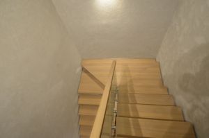 Metalltrepp tamme liimpuidust astmetega