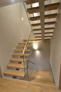 Metalltrepp tamme liimpuidust astmetega