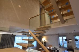 Metalltrepp tamme liimpuidust astmetega