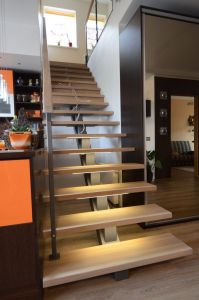 Metallist ühetala trepp, tala 100x150 mm, astmed 40 mm paksusest tamme liimpuidust. Piirdeks karastatud 8 mm kirgas klaas.