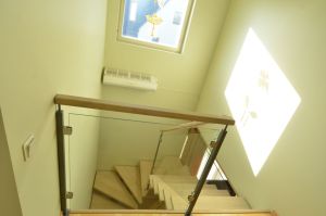 Metalltrepp tamme liimpuidust astmetega.