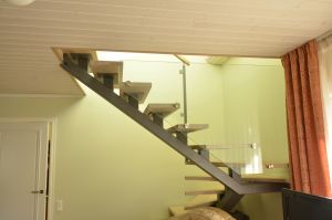 Metalltrepp tamme liimpuidust astmetega.