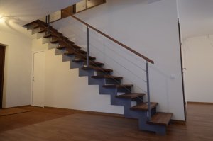 Metallkonstruktsioon 12x140 mm, astmed sõrmjätkatud tamme liimpuidust. Piirdepostid 30 x30 mm nelikanttorust, vahel 3 mm tross