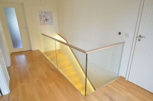 Metallkonstruktsiooniga kinnine L-trepp