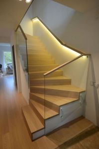 Metallkonstruktsiooniga kinnine L-trepp