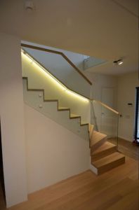 Metallkonstruktsiooniga kinnine L-trepp