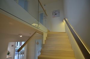 Metallkonstruktsiooniga kinnine L-trepp