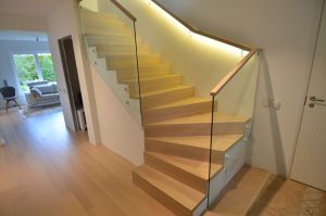 Metallkonstruktsiooniga kinnine L-trepp