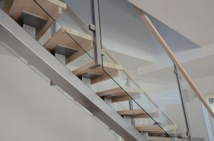 Metalltala 100x200 mm, astmed tamme liimpuidust, piirdeks 8 mm kirgas klaas.