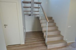 Metalltrepp, astmed ja varvaslauad tamme liimpuidust