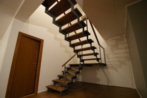 Metalltrepp, konstruktsioon 12x100 mm sik-sak, mille peal tamme liimpuidust astmed.