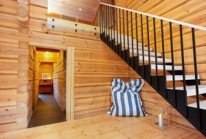 Metalltrepp, saare liimpuidust astmetega.