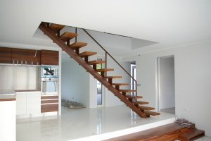 Happega roostetatud metall,kaetud lakiga. Astmed kaetud teak spooniga ja õlitatud.