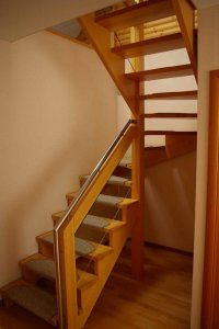 Postid pöögi täispuidust vahel 8mm karastatud klaas peal poleeritud roostevabast torust käsipuu.