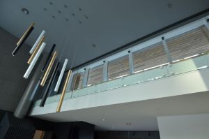 Metalltrepp tamme liimpuidust astmetega.